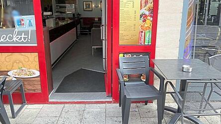 Der Verdächtige fuhr in diesen Freisitz einer Dönerbude in Schwandorf. Am ersten Tisch rechts sollen die drei Männer gesessen haben, die verletzt wurden.