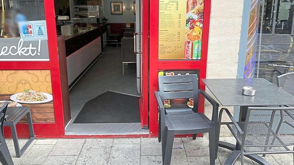 Der Verdächtige fuhr in diesen Freisitz einer Dönerbude in Schwandorf. Am ersten Tisch rechts sollen die drei Männer gesessen haben, die verletzt wurden.