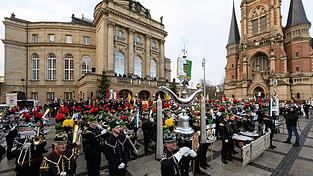 Eine Bergparade läutet in Chemnitz das Kulturhauptstadt-Finale ein.