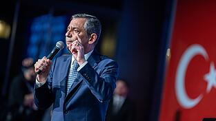 Der ehemalige Parteivorsitzende schickt eine Nachricht aus dem Parteisitz. (Archivbild) Der ehemalige Parteivorsitzende schickt eine Nachricht aus dem Parteisitz. (Archivbild)