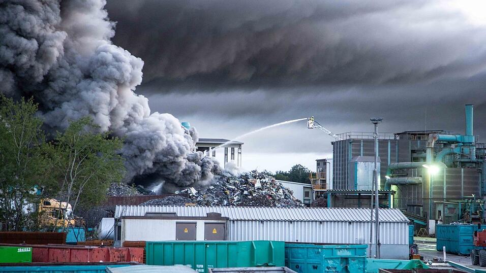 Auf dem Gelände einer Recycling-Firma in Wörth an der Isar ist am Montagabend ein Brand ausgebrochen. Auf dem Gelände einer Recycling-Firma in Wörth an der Isar ist am Montagabend ein Brand ausgebrochen.