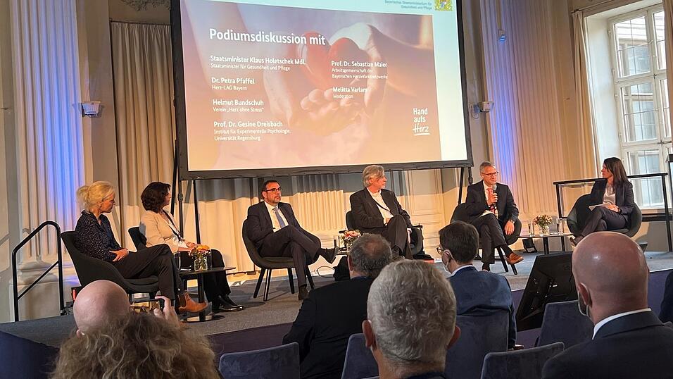 Prof. Sebastian Maier (2.v.r.), Chefarzt der Kardiologie am Klinikum, war Teilnehmer einer Podiumsdiskussion im Gesundheitsministerium anlässlich des Europäischen Tags der Herzschwäche. Prof. Sebastian Maier (2.v.r.), Chefarzt der Kardiologie am Klinikum, war Teilnehmer einer Podiumsdiskussion im Gesundheitsministerium anlässlich des Europäischen Tags der Herzschwäche.