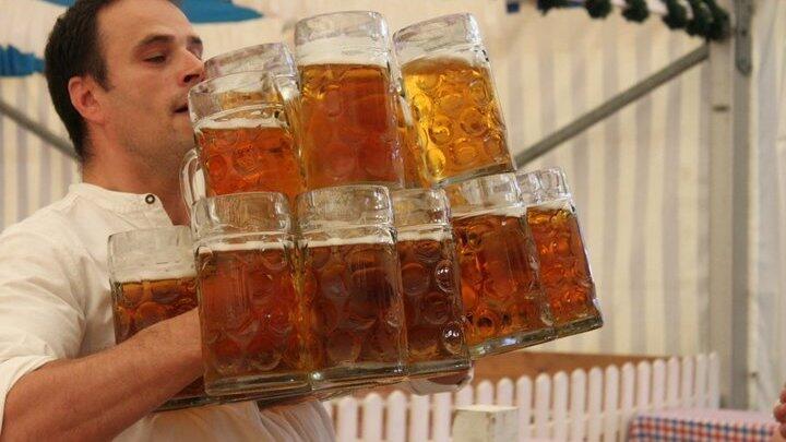 21 Ma&szlig;kr&uuml;ge schleppte Oliver Str&uuml;mpfel f&uuml;r seinen Weltrekord &uuml;ber 40 Meter ins Ziel. Im September will er seinen eigenen Rekord &uuml;berbieten: dann sind mindestens 24 Kr&uuml;ge f&auml;llig. (Foto: privat)