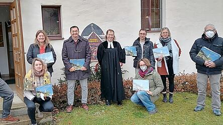 Helfer der evangelischen Gemeinde bekamen Kalender &uuml;berreicht.