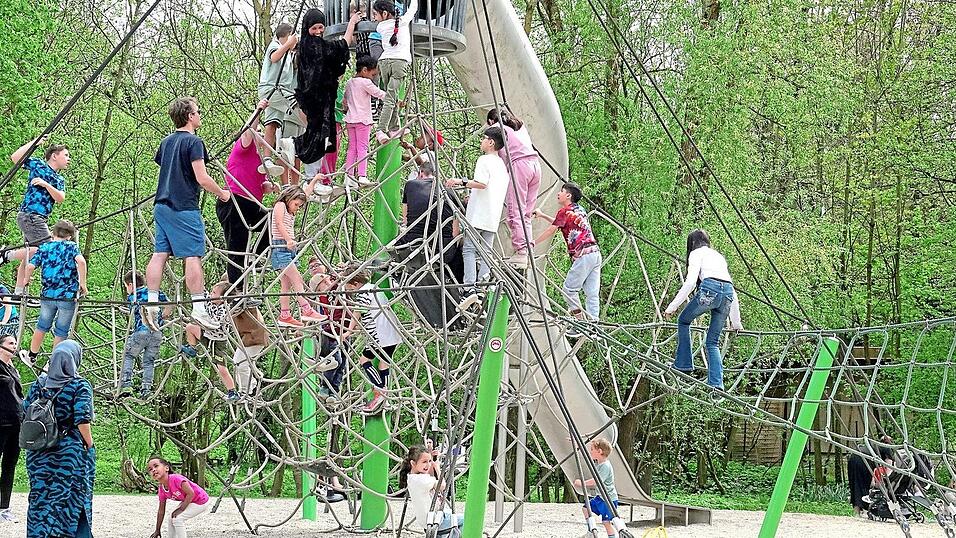 Beliebt bei kleinen und gro&szlig;en Kindern: der Kletterturm auf dem Spielplatz.