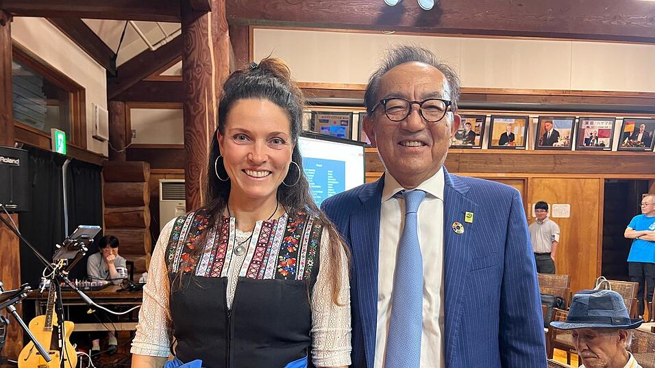 Ria Reiser gemeinsam mit Moriyas Bürgermeister Nobuhisa Matsumaru.