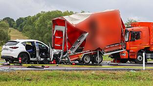 Das Auto stieß gegen den Anhänger, der dann auf den Lastwagen aufgeschoben wurde. Das Auto stieß gegen den Anhänger, der dann auf den Lastwagen aufgeschoben wurde.