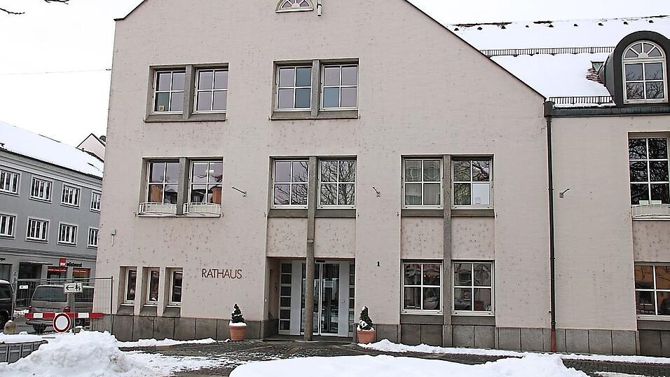 So schnell wie m&ouml;glich werde die Stadt Plattling die kostenlosen FFP2-Schutzmasken f&uuml;r pflegende Angeh&ouml;rige und Bed&uuml;rftige verteilen, wurde bei einer Pressekonferenz am Donnerstagmittag im Rathaus betont.