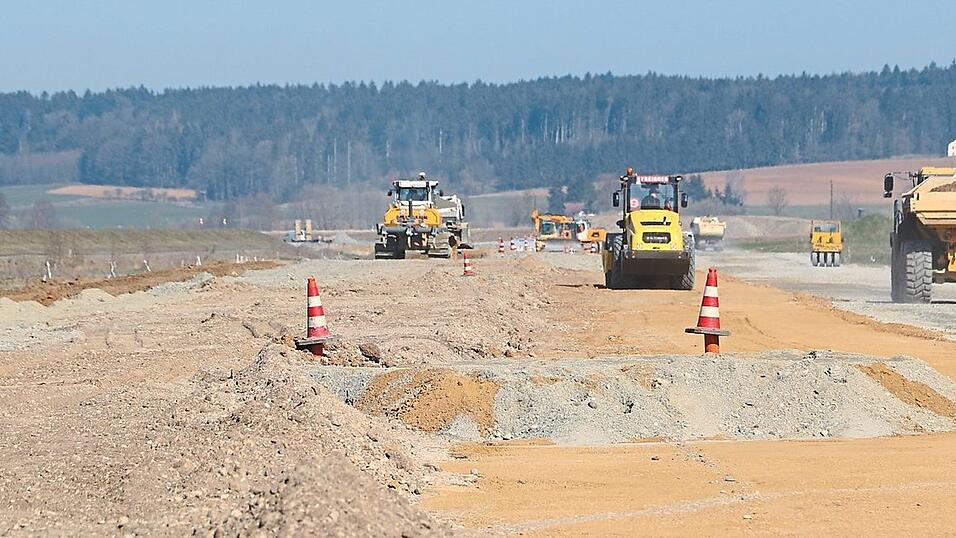 Die Hütchen im Vordergrund zeigen, wo später einmal die Krone des zurückverlegten Deichs zwischen Pfelling und Lenzing sein wird. Derzeit wird noch am Unterbau gearbeitet. Der Lastwagen rechts fährt da, wo später einmal der Deichhinterweg verlaufen wird. Die Hütchen im Vordergrund zeigen, wo später einmal die Krone des zurückverlegten Deichs zwischen Pfelling und Lenzing sein wird. Derzeit wird noch am Unterbau gearbeitet. Der Lastwagen rechts fährt da, wo später einmal der Deichhinterweg verlaufen wird.