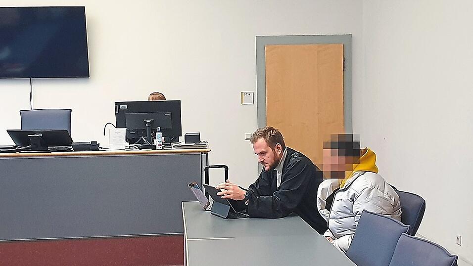 Der Angeklagte neben seinem Verteidiger Julian Wunderlich. Der Angeklagte neben seinem Verteidiger Julian Wunderlich.