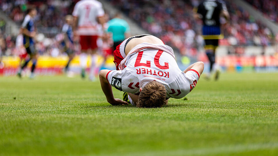Der SSV Jahn um den agilen Dominik Kother hat beim 0:1 gegen Saarbr&uuml;cken erneut eine Bruchlandung hingelegt. Die Regensburger richten den Blick aber prompt nach vorne und wollen den Aufstieg in die 2. Bundesliga wie schon 2012 und 2017 &uuml;ber die Relegation schaffen.