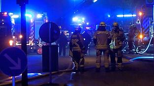 Die Silvesternacht in Regensburg verlief für die Feuerwehr alles andere als ruhig. Bei einem Hausbrand in der Nibelungenstraße waren viele Einsatzkräfte vor Ort.