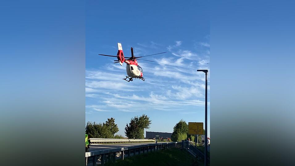 Der Rettungshubschrauber brachte den Motorradfahrer ins Krankenhaus. Der Rettungshubschrauber brachte den Motorradfahrer ins Krankenhaus.