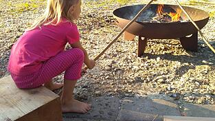 Draußen in der Natur finden Kinder genau den Raum, den sie für eine gesunde Entwicklung brauchen. Draußen in der Natur finden Kinder genau den Raum, den sie für eine gesunde Entwicklung brauchen.