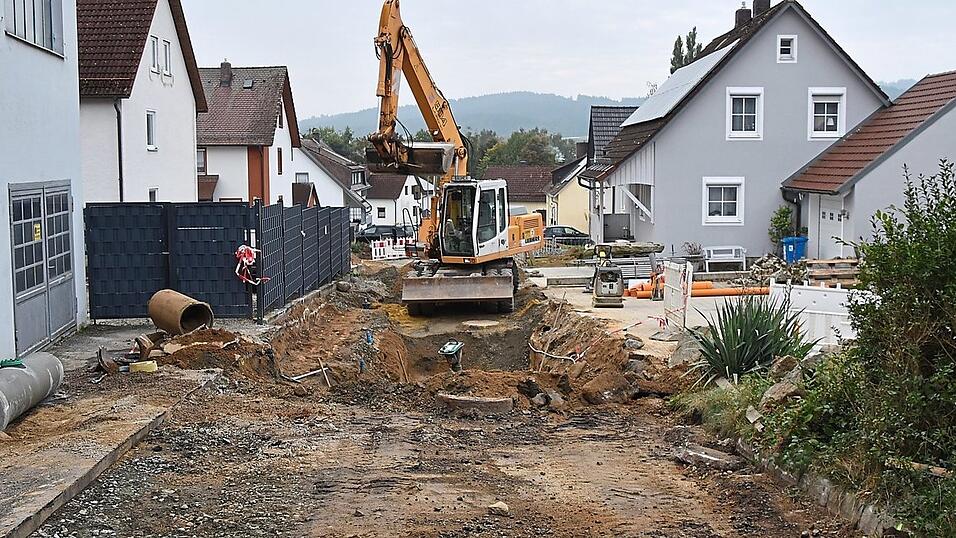 Die Schlesier- und Sudetenstraße wird vollständig erneuert und mit einem Zwei-Kanal-Trennsystem ausgestattet. Die Schlesier- und Sudetenstraße wird vollständig erneuert und mit einem Zwei-Kanal-Trennsystem ausgestattet.