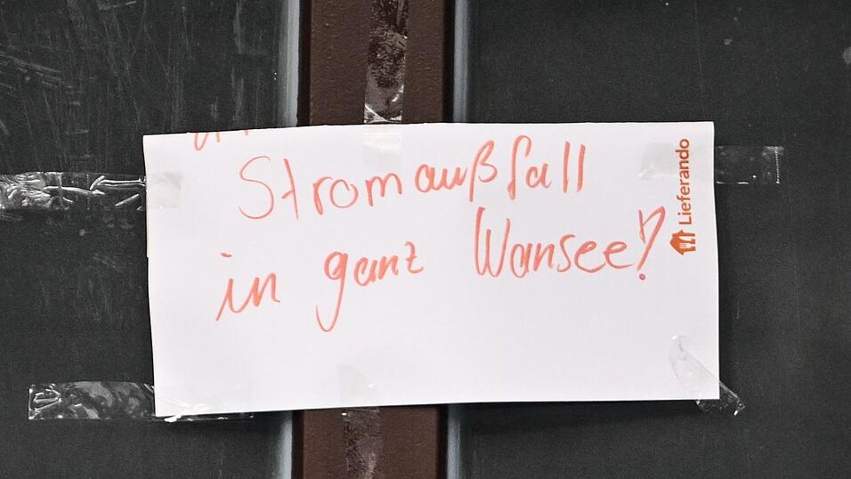 Am dritten Tag des Stromausfalls in Teilen Berlins warten 30.000 Haushalte weiter auf Energie. Am dritten Tag des Stromausfalls in Teilen Berlins warten 30.000 Haushalte weiter auf Energie.