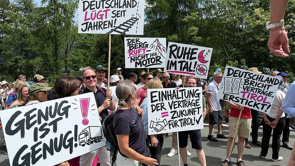 Bei der Demonstration wurde auch Kritik an Deutschland geäußert. Bei der Demonstration wurde auch Kritik an Deutschland geäußert.