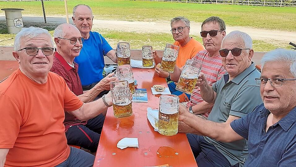 Schon um 17 Uhr genossen die ersten G&auml;ste, die Buchhofener Radler, die erste Ma&szlig; Bier im Freien.