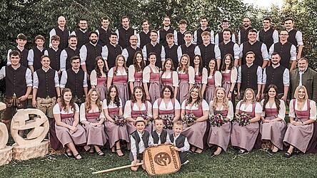 Die Mitglieder der KLJB Haunersdorf freuen sich mit ihrem Schirmherrn und den Taferlbuam schon auf das Gründungsfest.