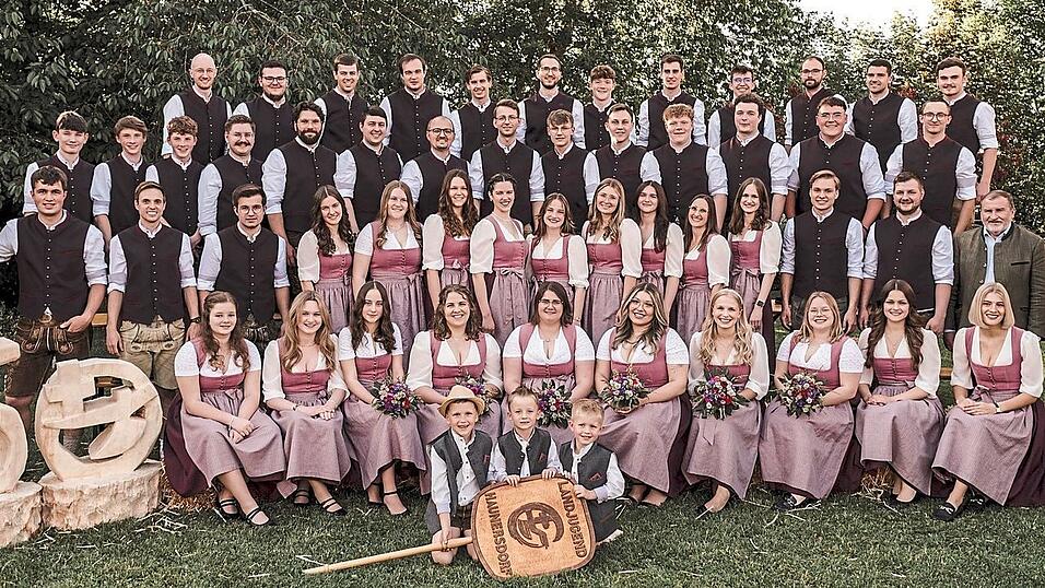 Die Mitglieder der KLJB Haunersdorf freuen sich mit ihrem Schirmherrn und den Taferlbuam schon auf das Gründungsfest. Die Mitglieder der KLJB Haunersdorf freuen sich mit ihrem Schirmherrn und den Taferlbuam schon auf das Gründungsfest.