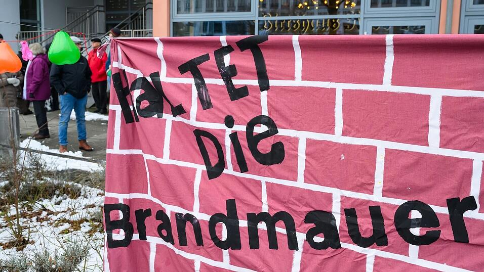 Bundeskanzler Friedrich Merz hat sich klar gegen eine Aufweichung der Brandmauer zwischen Union und AfD positioniert. Bundeskanzler Friedrich Merz hat sich klar gegen eine Aufweichung der Brandmauer zwischen Union und AfD positioniert.