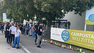 Menschen gedenken der zwei Toten in Neu Zittau. Menschen gedenken der zwei Toten in Neu Zittau.