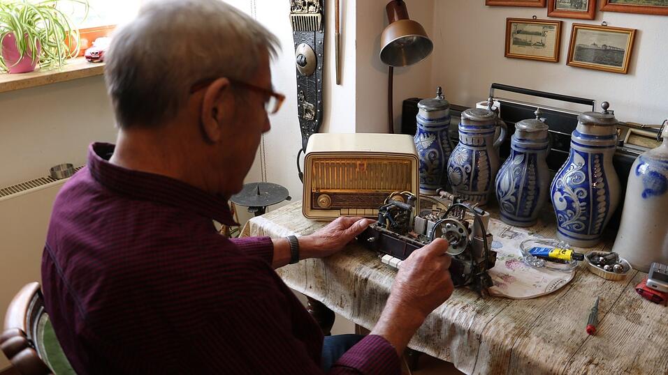 Nur f&uuml;nf Euro hat Bayerl f&uuml;r diesen alten R&ouml;hrenradio am Flohmarkt bezahlt. Jetzt haucht er ihm wieder neues Leben ein.