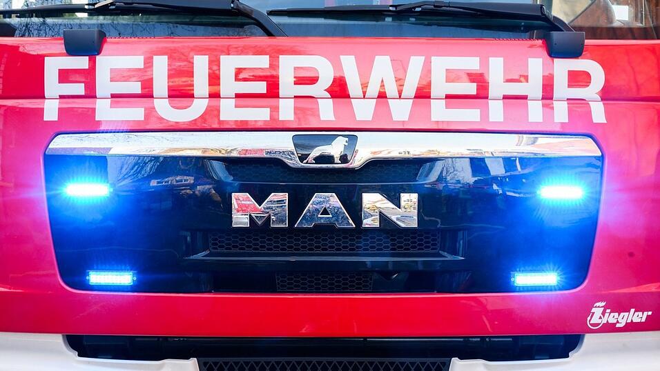 Zwei Ziele hatte die Feuerwehr: «die Dame zu befreien und möglichst wenig Schaden an dem Oldtimer-Fahrzeug anzurichten». (Symbolbild) Zwei Ziele hatte die Feuerwehr: «die Dame zu befreien und möglichst wenig Schaden an dem Oldtimer-Fahrzeug anzurichten». (Symbolbild)