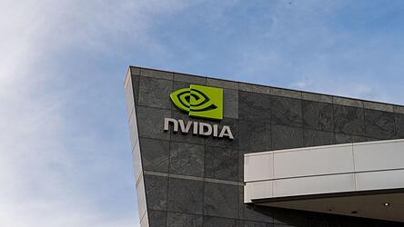 Nvidia profitiert vom KI-Boom, weil Chipsysteme des Konzerns die Hauptrolle in Rechenzentren f&uuml;r K&uuml;nstliche Intelligenz spielen. (Archivbild)