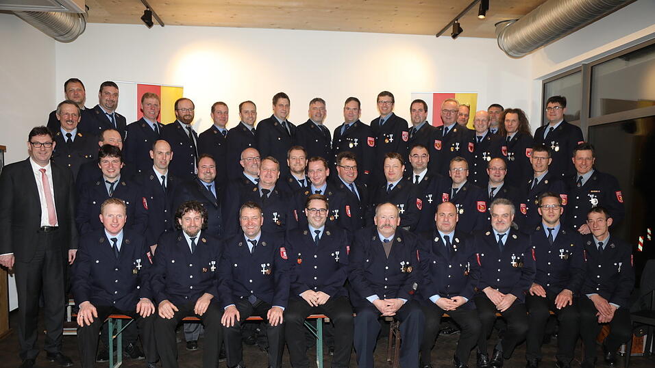 Das Ehrehrenzeichen in Silber erhielten f&uuml;r 25 Jahre aktiven Dienst 55 Feuerwehrleute.