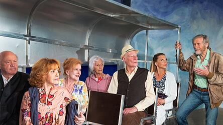Der freiheitsliebende Tiedgen (Horst Janson, rechts) organisiert einen Gruppenausflug mit einem historischen Flugzeug. Mit an Bord (von links): Fanny de Artong (Gabi Gasser), Annegret Simon (Marianne Rog&eacute;e), Margarete Miesbach (Astrid Polak), Herbert Miesbach (Dirk Bender) und Schwester Amelie (Esther Kuhn).