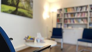 Beziehungsprobleme, Lebenskrisen und Stress: In einem hellen, gemütlichen Raum in der Propsteistraße 12 finden Einzelpersonen, Paare und Familien ein offenes Ohr bei zwei Expertinnen.