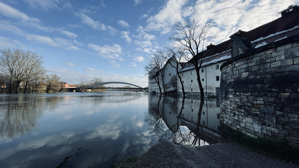 Die Donau ist bei Straubing am Dienstagvormittag über die Ufer getreten. 