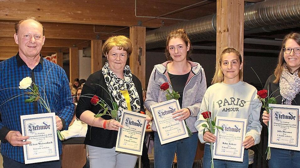 Für ihre Tätigkeit als Trainer wurden (v. l.) Helmut Weissenbach, Manja Riemann, Stephanie Grümbel, Rabia Aydeniz und Julia Blassauer geehrt. Für ihre Tätigkeit als Trainer wurden (v. l.) Helmut Weissenbach, Manja Riemann, Stephanie Grümbel, Rabia Aydeniz und Julia Blassauer geehrt.