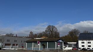 Die B&auml;ume beim alten T&Uuml;V-Geb&auml;ude in der Karl-Gareis-Stra&szlig;e sind schon gef&auml;llt. Bald kann der Abriss starten.