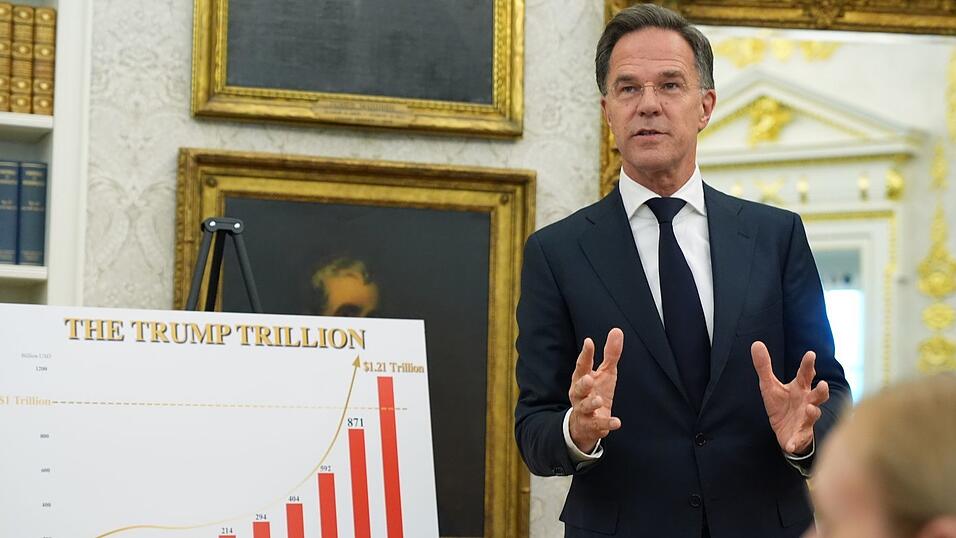 Zahlen für Trump: Nato-Generalsekretär Mark Rutte brachte dem US-Präsidenten jüngst sogar eine Schautafel mit. Das Diagramm war mit den Worten «Die Trump-Billion» überschrieben. (Archivbild) Zahlen für Trump: Nato-Generalsekretär Mark Rutte brachte dem US-Präsidenten jüngst sogar eine Schautafel mit. Das Diagramm war mit den Worten «Die Trump-Billion» überschrieben. (Archivbild)