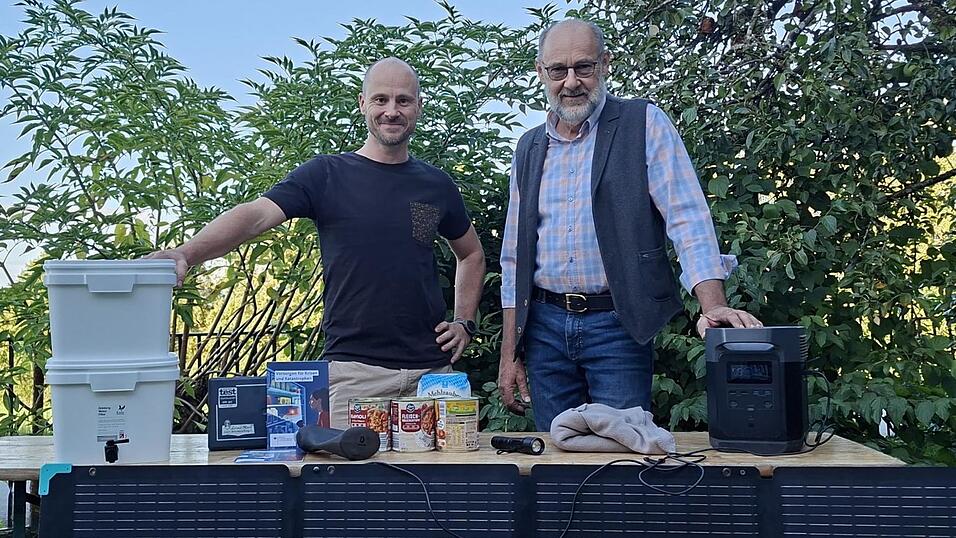 Vom Akkuspeicher bis zum Wasserbehälter: Die Vorsitzenden der KSK Dornach, Michael Stallhofer (l.) und Franz Zirngibl, geben an zwei Infoabenden Tipps zur Vorbereitung auf einen Krisenfall, wie etwa einem Ausfall der Strom- oder Wasserversorgung. Vom Akkuspeicher bis zum Wasserbehälter: Die Vorsitzenden der KSK Dornach, Michael Stallhofer (l.) und Franz Zirngibl, geben an zwei Infoabenden Tipps zur Vorbereitung auf einen Krisenfall, wie etwa einem Ausfall der Strom- oder Wasserversorgung.