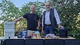 Vom Akkuspeicher bis zum Wasserbehälter: Die Vorsitzenden der KSK Dornach, Michael Stallhofer (l.) und Franz Zirngibl, geben an zwei Infoabenden Tipps zur Vorbereitung auf einen Krisenfall, wie etwa einem Ausfall der Strom- oder Wasserversorgung. Vom Akkuspeicher bis zum Wasserbehälter: Die Vorsitzenden der KSK Dornach, Michael Stallhofer (l.) und Franz Zirngibl, geben an zwei Infoabenden Tipps zur Vorbereitung auf einen Krisenfall, wie etwa einem Ausfall der Strom- oder Wasserversorgung.