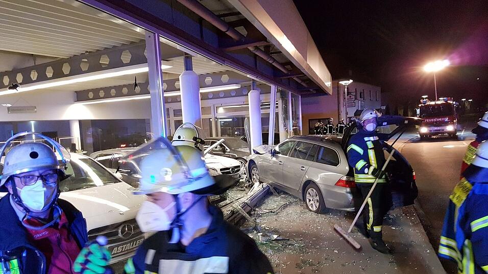 Ein Autofahrer ist in Rottenburg in den Verkaufsraum eines Autohauses gefahren.