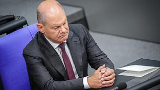 Bundeskanzler Olaf Scholz, hier bei der Feierstunde zum 75. Jahrestag der konstituierenden Sitzung des Bundestages, hat schon mal entspanntere Tage erlebt.