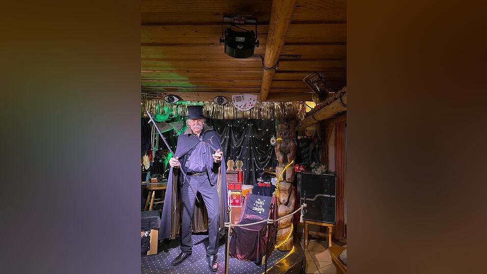 Zauberer Waltini auf der Bühne. Umhang und Hut dürfen bei seinen Zaubershows nicht fehlen.