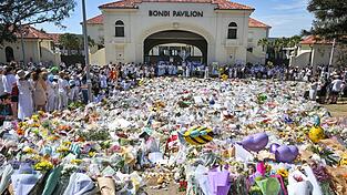 In Australien gedenken die Menschen der 15 Todesopfer des Terroranschlags auf ein jüdisches Fest am Bondi Beach vor einer Woche. In Australien gedenken die Menschen der 15 Todesopfer des Terroranschlags auf ein jüdisches Fest am Bondi Beach vor einer Woche.