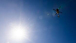 Ein Helikopter flog die Frau ins Tal, doch sie starb an ihren Verletzungen. (Symbolbild)