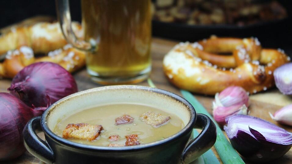 So sieht sie aus, die herzhafte Biersuppe. Und was passt da perfekt dazu: natürlich ein eiskaltes Bier. So sieht sie aus, die herzhafte Biersuppe. Und was passt da perfekt dazu: natürlich ein eiskaltes Bier.