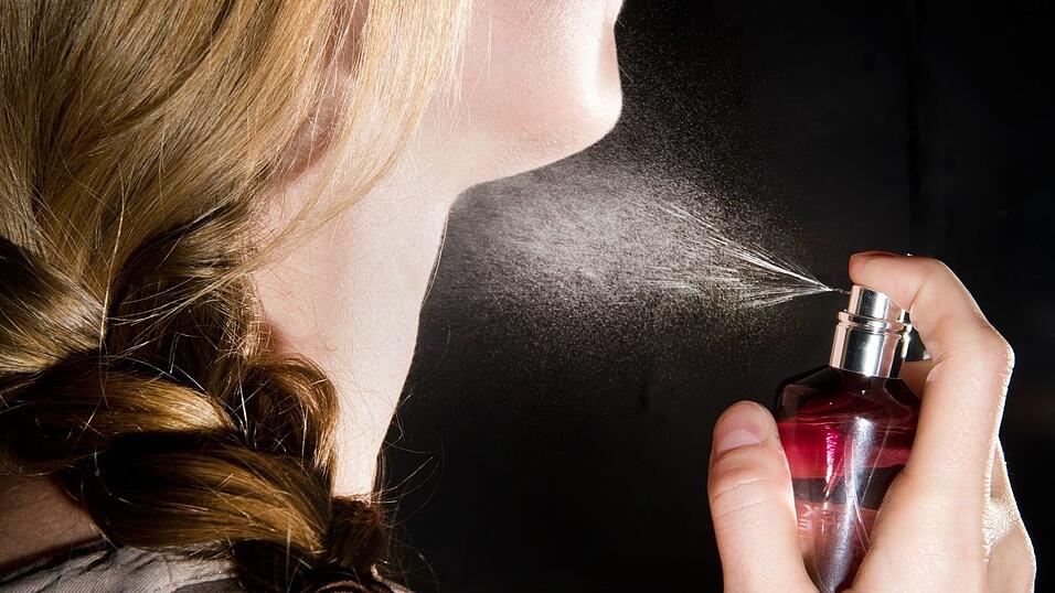 Parfüm sollte man nicht trinken, denn eine Parfümalkoholvergiftung kann gravierende Folgen nach sich ziehen. Parfüm sollte man nicht trinken, denn eine Parfümalkoholvergiftung kann gravierende Folgen nach sich ziehen.
