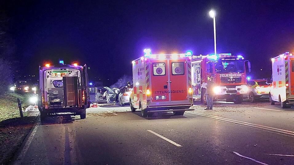 Die B20 ist bei Landau nach einem schweren Unfall gesperrt. 