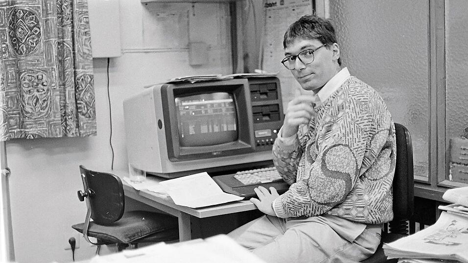 Die Anfänge der redaktionellen Arbeit von Georg Soller in der 'Vilsbiburger Zeitung', damals noch in den alten Büroräumen an der Frontenhausener Straße - und mit der seinerzeit modernen Computertechnik. Die Anfänge der redaktionellen Arbeit von Georg Soller in der 'Vilsbiburger Zeitung', damals noch in den alten Büroräumen an der Frontenhausener Straße - und mit der seinerzeit modernen Computertechnik.