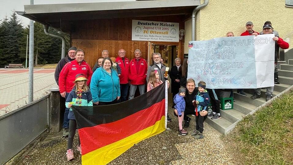 Nach seiner R&uuml;ckkehr aus Kapfenberg empfingen Vereinskameraden und Familie den Gold- und Silbermedaillengewinner Manuel Schmid.
