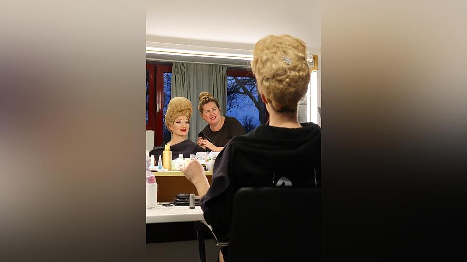 Ein Dreh- und Angelpunkt hinter der B&uuml;hne, die &bdquo;Maske&ldquo;. Hier sorgt Jennifer H&uuml;bner f&uuml;r faszinierende Verwandlungen.