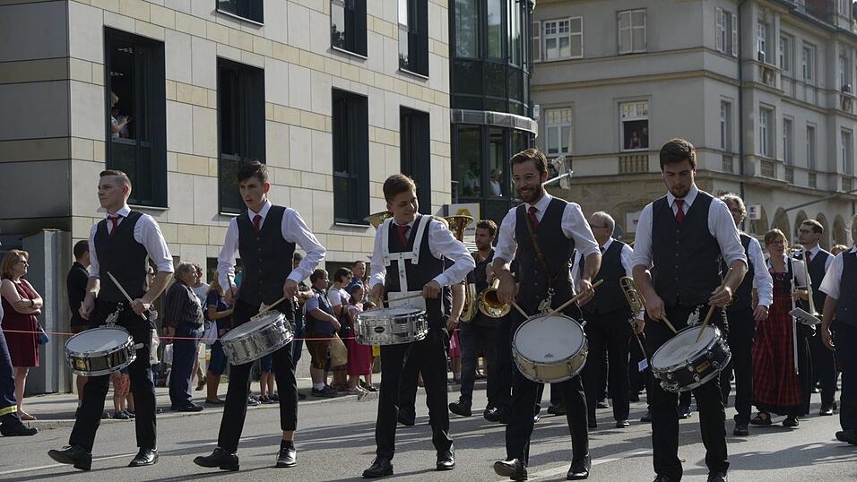 Der Gäubodenvolksfest-Auszug in Bildern. Der Gäubodenvolksfest-Auszug in Bildern.